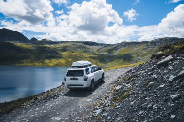 Sichuan, Çin - 18 Ağustos 2024, Toyota 'yı yüksek irtifa dağlarında yoldan çıkarmak