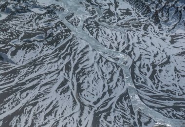 Yüksek rakımlı dağlardaki donmuş nehrin havadan görünüşü