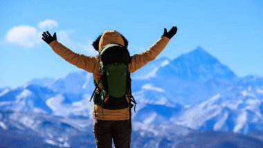 Başarılı kadın yürüyüşçü, Tibet, Çin 'deki Everest Dağı' na kollarını açtı.