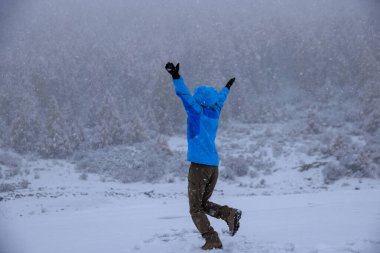 Asyalı kadın güzel kar manzarasının tadını çıkarıyor.