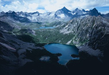 Güzel yüksek irtifa dağı ve göl manzarasının havadan görünüşü