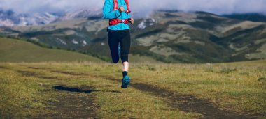 Otlakta koşan fitness kadın patika koşucusu