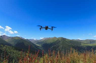 İnsansız hava aracı manzaralı dağ manzarası üzerinde uçuyor