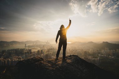 İnsanlar Hong Kong 'daki uçurumun kenarındaki manzarayı seviyor.