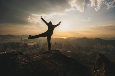 İnsanlar Hong Kong 'daki uçurumun kenarındaki manzarayı seviyor.