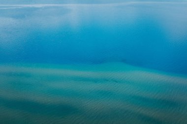 Tibet, Çin 'de güzel bir göl yüzeyi.