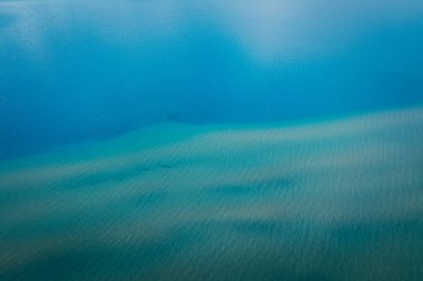 Tibet, Çin 'de güzel bir göl yüzeyi.