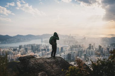 Hong Kong 'un fotografçısını uçurumun kenarına çekmek.  