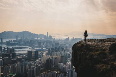 İnsanlar Hong Kong 'daki uçurumun kenarındaki manzarayı seviyor.