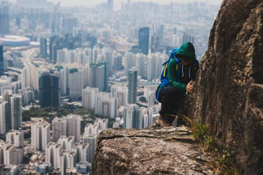 Hong Kong 'da dağ yamacına tırmanan bir kadın.