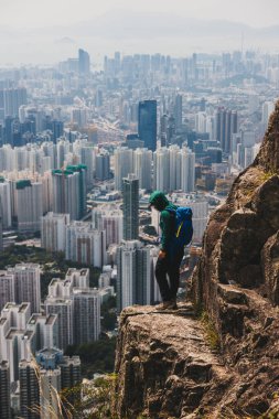 Kadınlar Hong Kong 'daki dağ yamacındaki manzaranın tadını çıkarıyorlar.