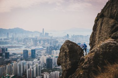 Hong Kong 'da dağ yamacına tırmanan bir kadın.