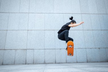 Kaykaycı şehir dışında kaykay yapıyor.