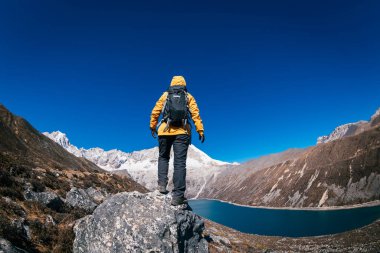Sırt çantalı bir kadın yüksek irtifada dağ yürüyüşü yapıyor.