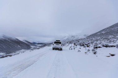 Sichuan, Çin - Novermber 04 2024: Toyota 'yı Sichuan, Çin' deki yüksek irtifa dağlarında 4runner karayolundan çıkarmak