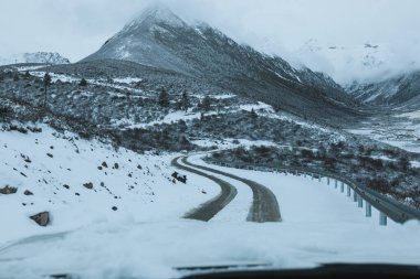 Çin, Sichuan 'da yüksek rakımlı dağlarda off-road araba sürüyorum.