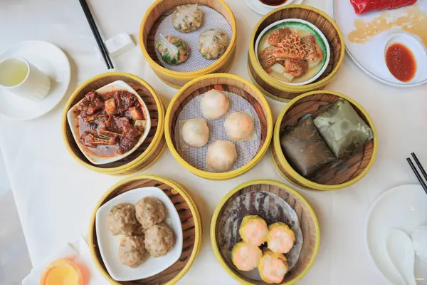 Bambu Buharı Kasesinde Çin yemeği Dim Sum 