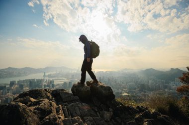 Hong Kong 'daki dağ yamacında yürüyüş.