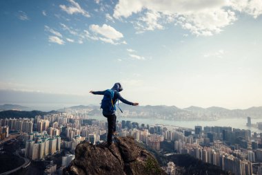 Hong Kong 'daki dağ yamacında yürüyorum.