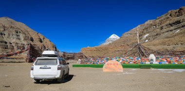 Tibet, Çin - 16 Ocak 2025, Toyota 4runner Tibet, Çin 'de yüksek irtifada koşuyor.