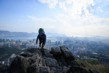 Hong Kong 'daki dağ yamacına tırmanıyorum.