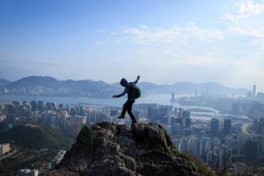Hong Kong 'daki dağ yamacında yürüyorum.