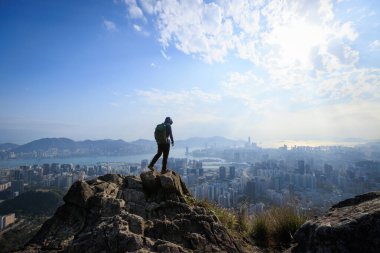 Hong Kong 'daki dağ yamacında yürüyüş.