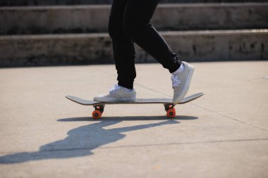 Şehirde kaykay kaykay