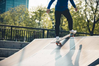 Şehirde kaykay kaykay