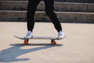 Şehirde kaykay kaykay