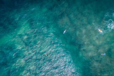 Güzel deniz dalgaları ve sörfçülerin hava manzarası