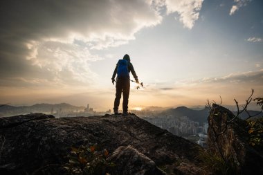 Başarılı sırt çantalı, Hong Kong 'daki uçurumun kenarındaki manzaranın tadını çıkar.