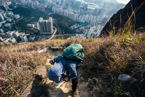 Hong Kong 'da dağ yoluna tırmanan bir yürüyüşçü.