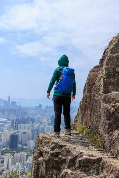 Kadınlar Hong Kong 'daki dağ yamacındaki manzaranın tadını çıkarıyorlar.
