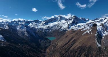 Tibet 'te gölü olan güzel dağ manzarası, Çin