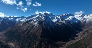 Tibet, Çin 'deki güzel dağ manzarası