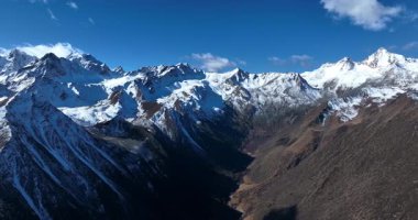 Tibet, Çin 'deki güzel dağ manzarası