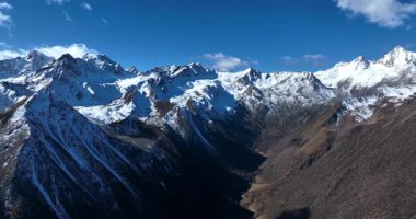 Tibet, Çin 'deki güzel dağ manzarası