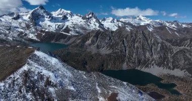 Tibet 'te gölü olan güzel dağ manzarası, Çin