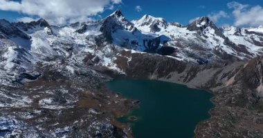 Tibet 'te gölü olan güzel dağ manzarası, Çin