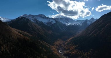 Nehirli, havalı güzel dağ manzarası 