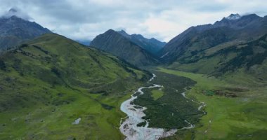 Nehirli, havalı güzel dağ manzarası 