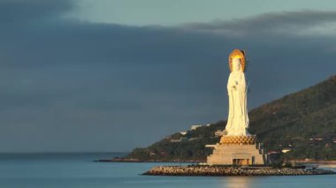 Guanyin heykeli Nanshan tapınağındaki sahil kenarında, Hainan Adası, Çin. Kelimelerin anlamı merhamet ve lütuftur.