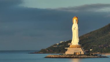 Guanyin heykeli Nanshan tapınağındaki sahil kenarında, Hainan Adası, Çin. Kelimelerin anlamı merhamet ve lütuftur.