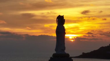 Guanyin heykeli Nanshan tapınağındaki sahil kenarında, Hainan Adası, Çin. Kelimelerin anlamı merhamet ve lütuftur.