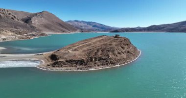 Çin, Tibet 'teki güzel Yamdrok Yumtso Gölü' nün hava manzarası..