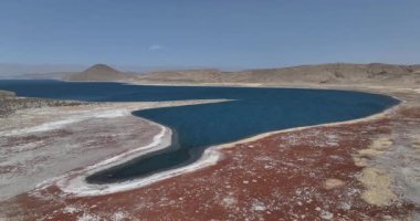 Çin, Tibet 'teki güzel Yamdrok Yumtso Gölü' nün hava manzarası..