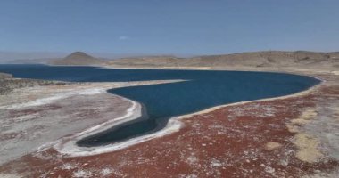 Çin, Tibet 'teki güzel Yamdrok Yumtso Gölü' nün hava manzarası..
