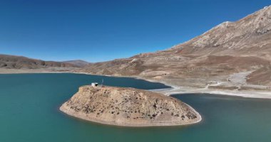 Çin, Tibet 'teki güzel Yamdrok Yumtso Gölü' nün hava manzarası..