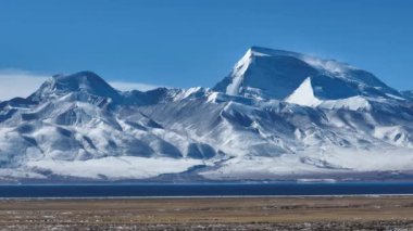 Yüksek rakımlı dağlarda güzel bir buzul ve göl manzarası. 